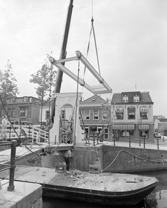 884192 Gezicht op de restauratie van de ophaalbrug over de Oude Sluis te Vreeswijk (gemeente Nieuwegein). Met naast de ...